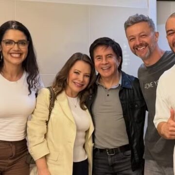 Sem Sandy, Lucas Lima vai a show de stand-up ao lado dos ex-sogros Xororó e Noely