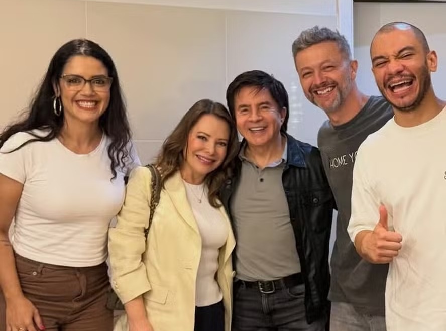 Sem Sandy, Lucas Lima vai a show de stand-up ao lado dos ex-sogros Xororó e Noely