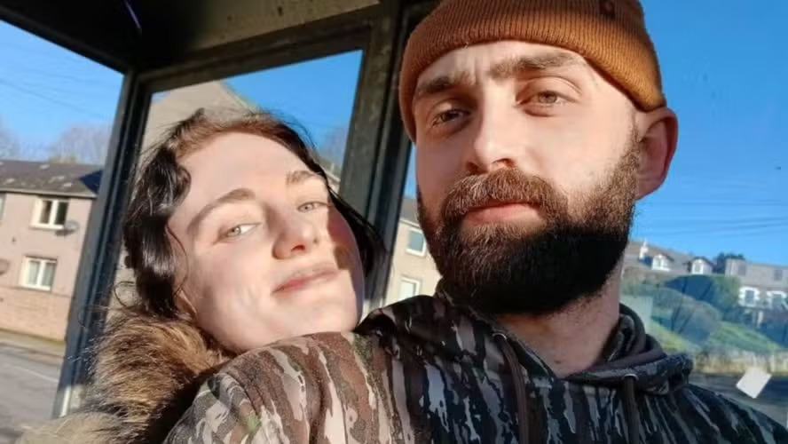 Britânica aceita se casar com homem que conheceu na internet apenas 24 horas após encontrá-lo pessoalmente