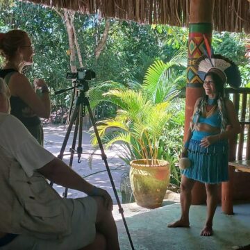 Fotógrafos espanhóis visitam Porto Seguro em imersão exclusiva no território indígena Pataxó