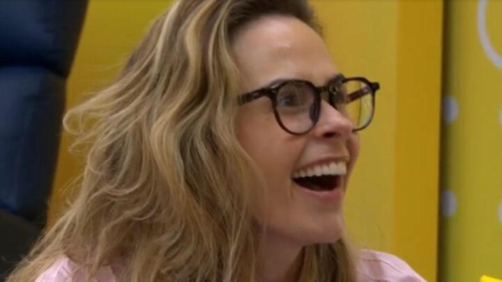 Poderes do líder: Ana Paula se diverte acordando os brothers na madrugada