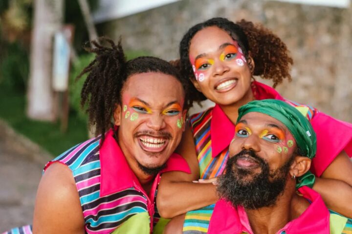 ‘Fala, Ìbejì’: espetáculo infanto-juvenil com narrativa afrocentrada ocupa praças de Salvador