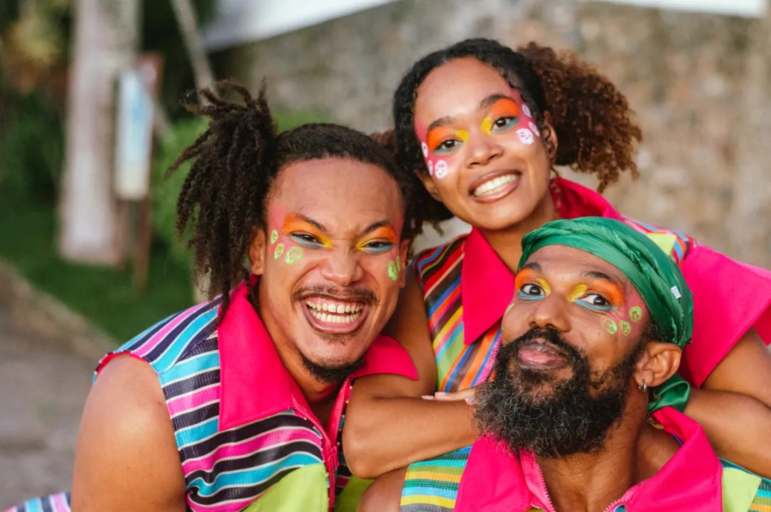 ‘Fala, Ìbejì’: espetáculo infanto-juvenil com narrativa afrocentrada ocupa praças de Salvador
