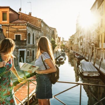 Para onde viajar sozinha? Veja os destinos mais seguros para mulheres em 2026