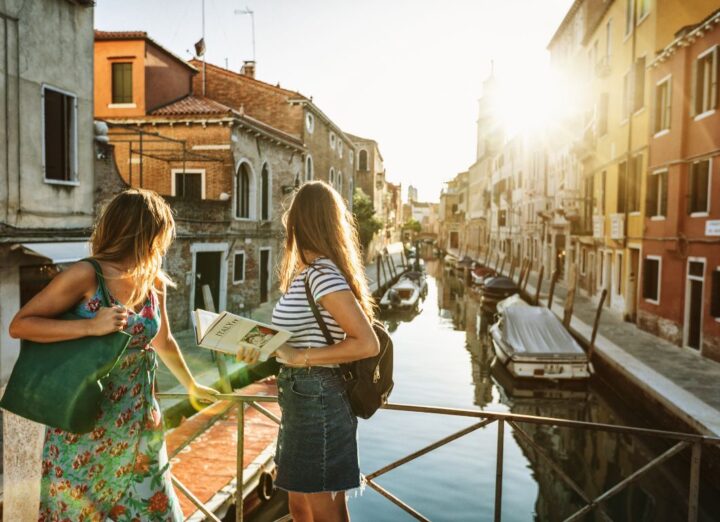 Para onde viajar sozinha? Veja os destinos mais seguros para mulheres em 2026