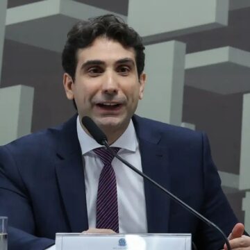 Durante crise, Galípolo garante que Brasil está mais preparado para volatilidade do petróleo