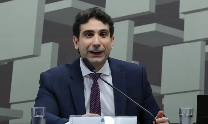 Durante crise, Galípolo garante que Brasil está mais preparado para volatilidade do petróleo