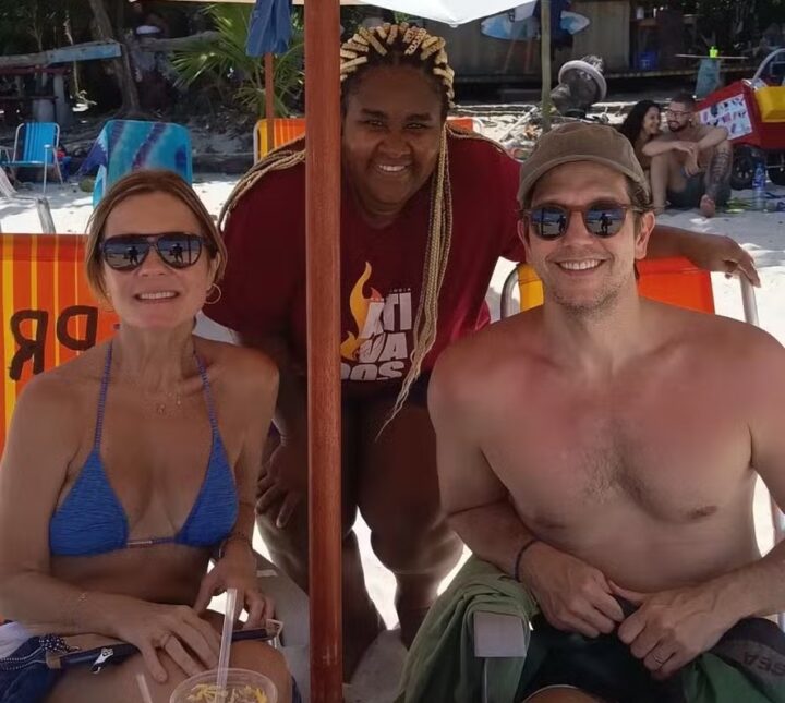 Eterna Carminha, Adriana Esteves curte férias na Bahia com Vladimir Brichta