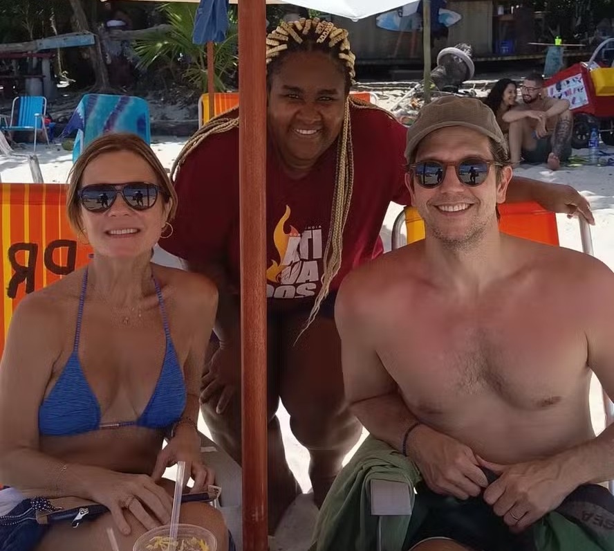 Eterna Carminha, Adriana Esteves curte férias na Bahia com Vladimir Brichta