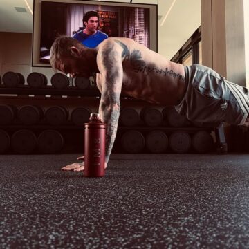 David Beckham assiste série famosa enquanto treina em sua mansão de R$ 400 milhões