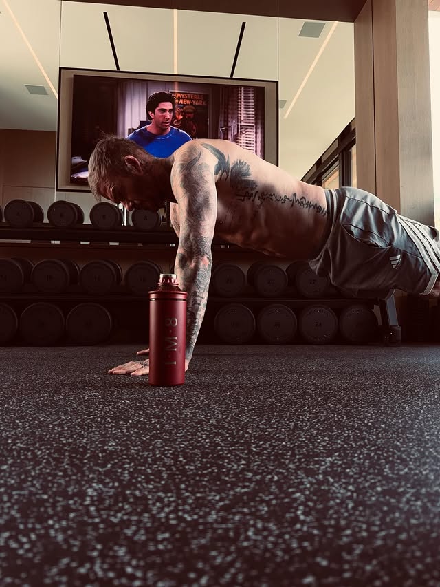 David Beckham assiste série famosa enquanto treina em sua mansão de R$ 400 milhões