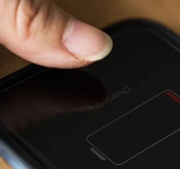 Especialista explica por que você deve parar de carregar seu celular até 100%