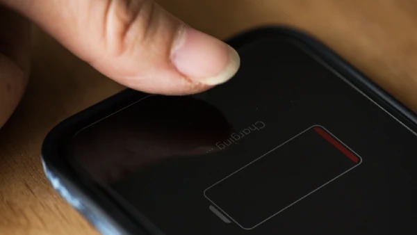 Especialista explica por que você deve parar de carregar seu celular até 100%