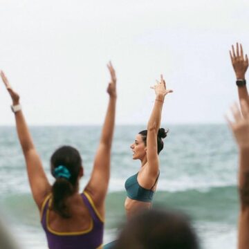 Blue Praia se despede do Verão com sessão de Yoga ao Amanhecer na Praia do Buracão
