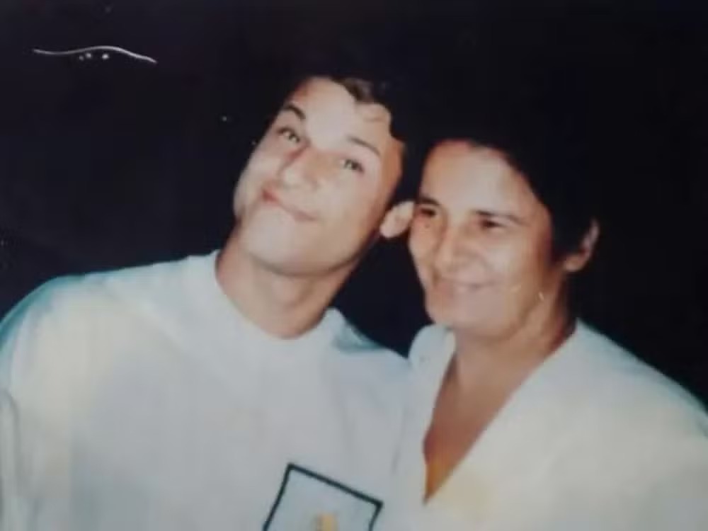 “A dor nunca vai embora”, diz mãe de Dinho, vocalista dos Mamonas Assassinas