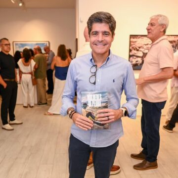 ACM Neto participa de lançamento de livro em Salvador