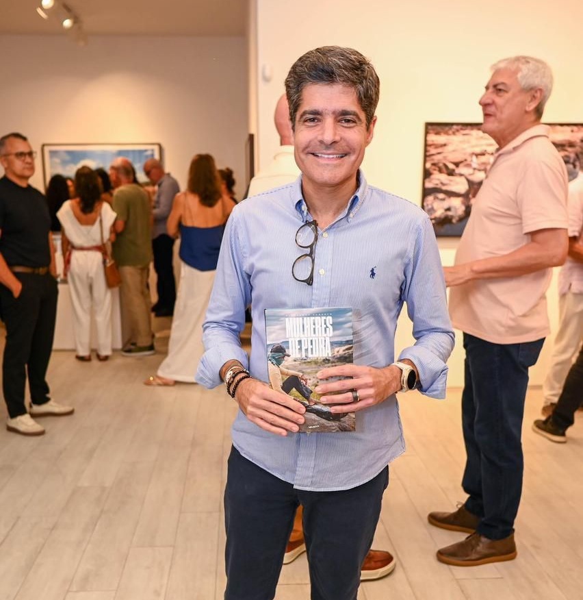 ACM Neto participa de lançamento de livro em Salvador