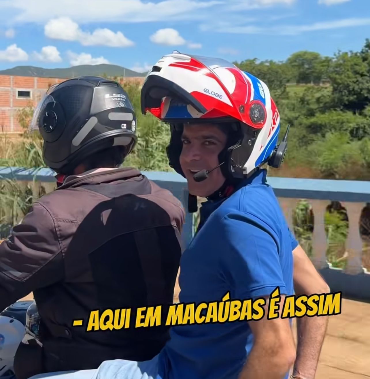 ACM Neto chega de moto a evento em Macaúbas e participa de inauguração ao lado de prefeito