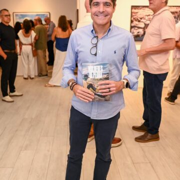 ACM Neto participa de lançamento de livro em Salvador