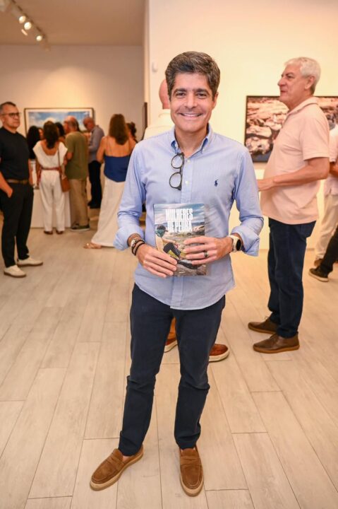 ACM Neto participa de lançamento de livro em Salvador