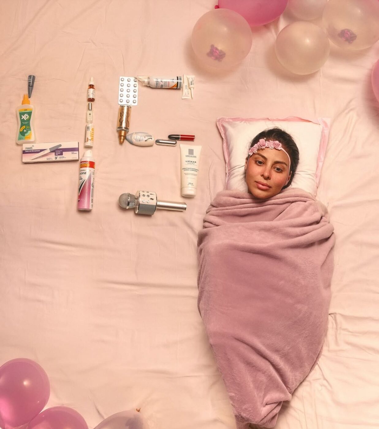 Alinne Rosa celebra 45 anos com ensaio inspirado em bebê reborn