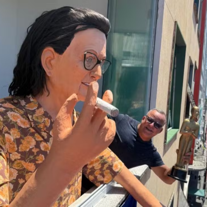 Atriz de ‘O Agente Secreto’, Tânia Maria ganha boneca gigante para acompanhar cerimônia do Oscar no Recife