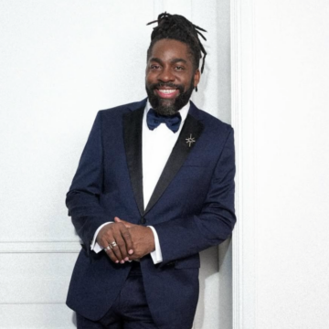 Lázaro Ramos aposta em smoking azul escuro para o Oscar 2026; veja