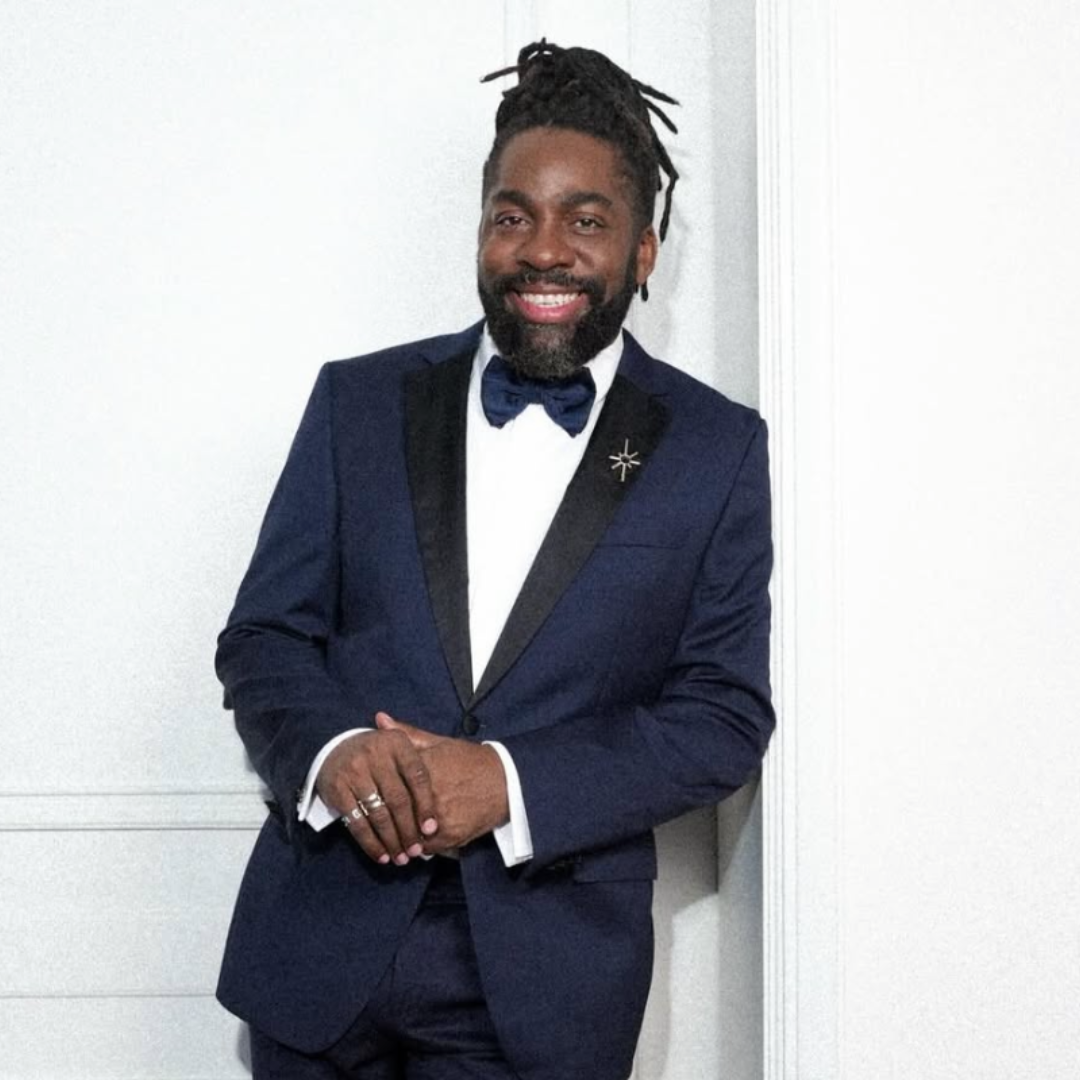 Lázaro Ramos aposta em smoking azul escuro para o Oscar 2026; veja