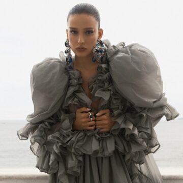 Livia Nunes aposta em look da Yves Saint Laurent para evento do Globo de Ouro no Brasil