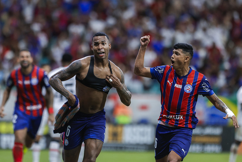 Bahia vira sobre o Vitória e conquista Campeonato Baiano
