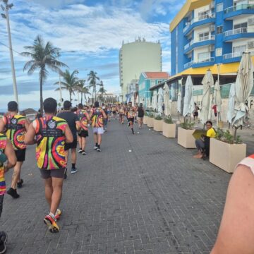 Corrida Etílica reúne 500 pessoas na orla da Barra com percurso de 5 km e clima de festa