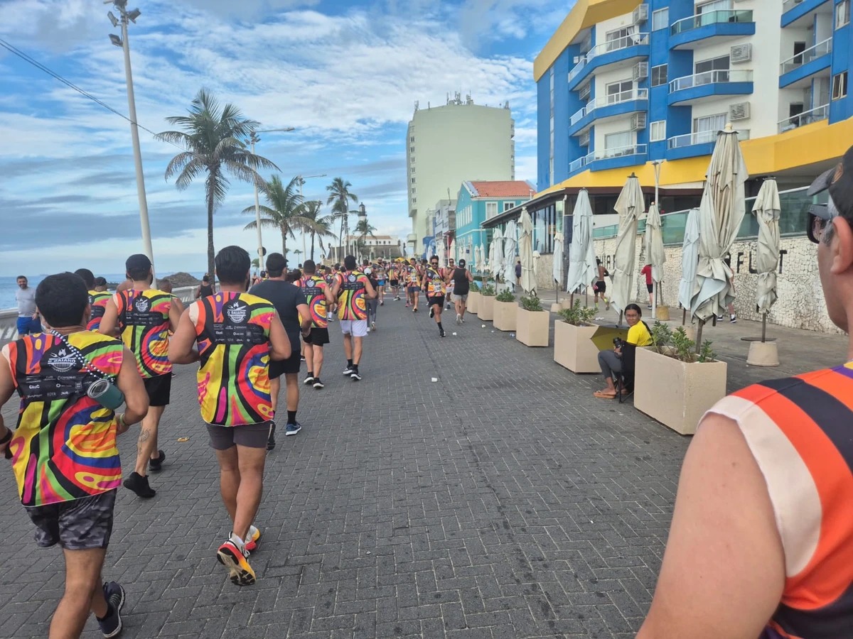 Corrida Etílica reúne 500 pessoas na orla da Barra com percurso de 5 km e clima de festa