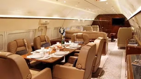 Banco Safra coloca à venda maior avião executivo do Brasil, que tem suíte master e escritório