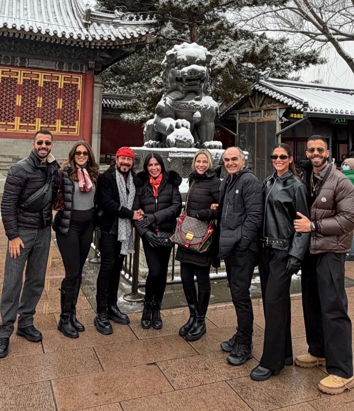 Bell Marques viaja com família para a China após maratona de shows no Carnaval