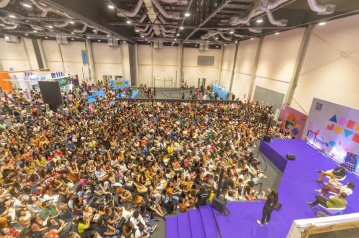 Bienal do Livro da Bahia 2026 terá Julia Quinn, Ailton Krenak e Raphael Montes; veja programação