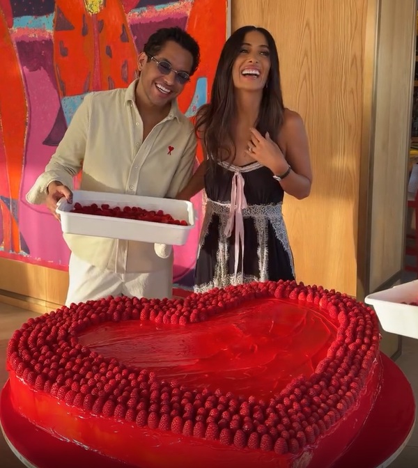 Silvia Braz comemora aniversário com bolo gigante de coração