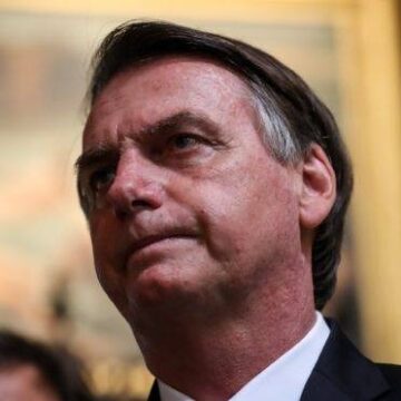 Bolsonaro recebe alta e passa a cumprir prisão domiciliar