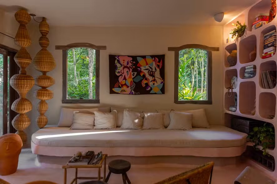 Casa em Trancoso resgata estética “greco-baiana” e valoriza saberes locais