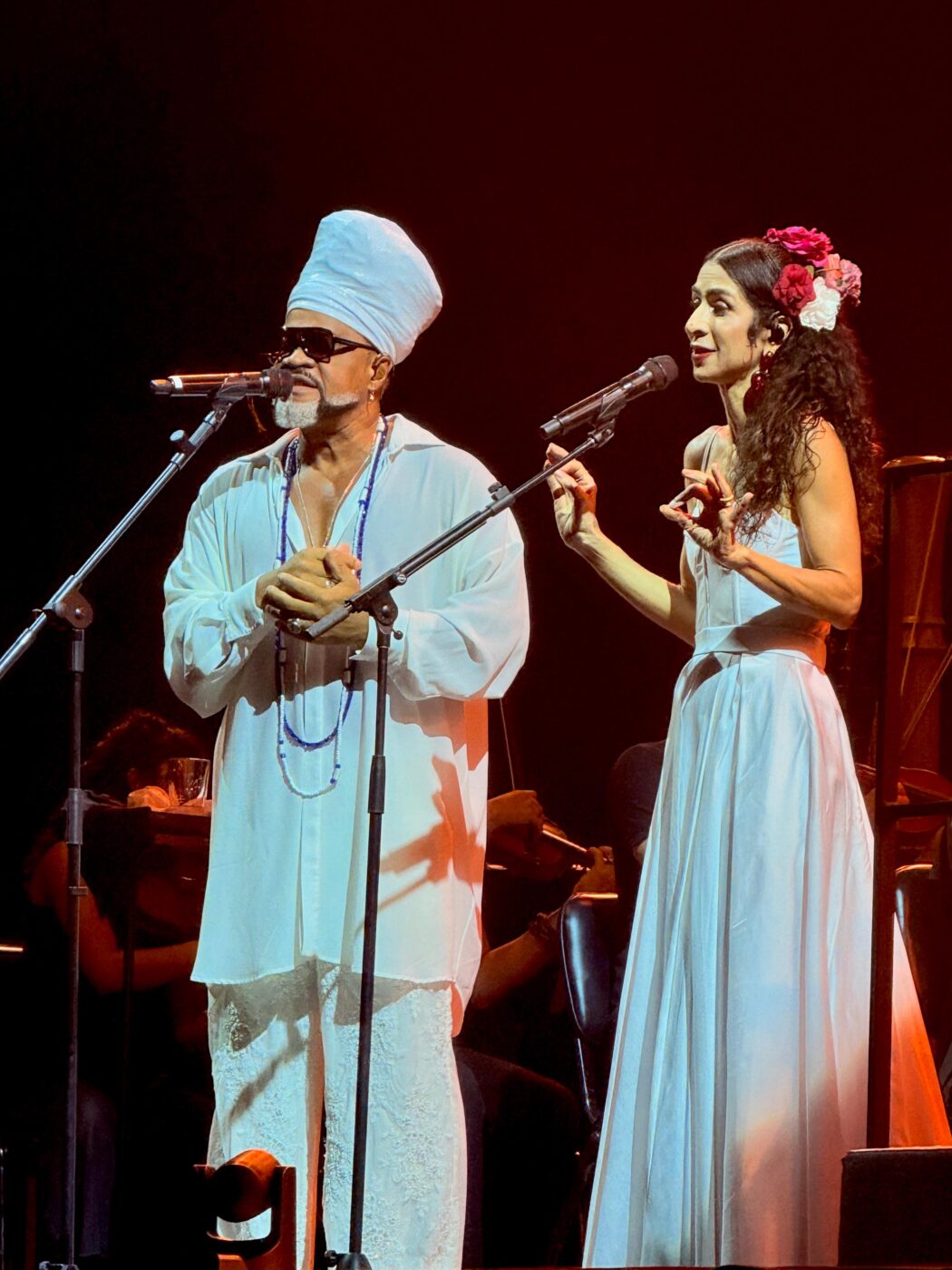 Carlinhos Brown canta com Marisa Monte e orquestra em Salvador