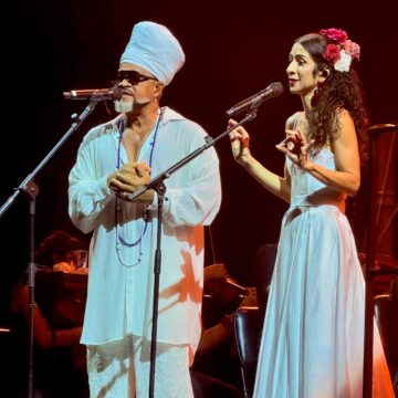 Carlinhos Brown canta com Marisa Monte e orquestra em Salvador