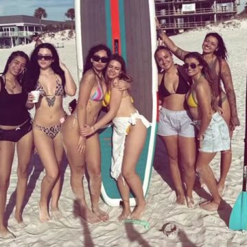 Camilly Victoria, filha de Carla Perez e Xanddy, curte dia de praia com amigas nos EUA
