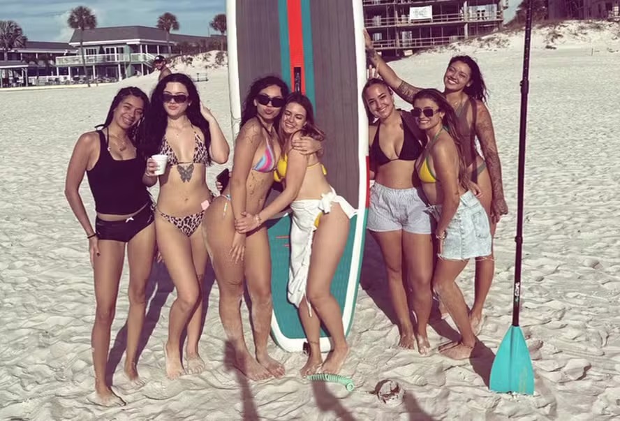 Camilly Victoria, filha de Carla Perez e Xanddy, curte dia de praia com amigas nos EUA