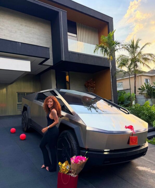 Sthefane Matos celebra 1 ano de casamento com Kevi Jonny e é surpreendida com carro da Tesla; veja foto