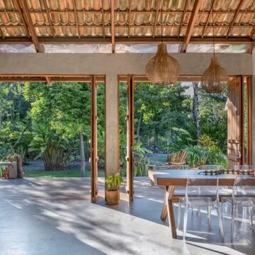 Casa na Península de Maraú valoriza o simples e a identidade regional