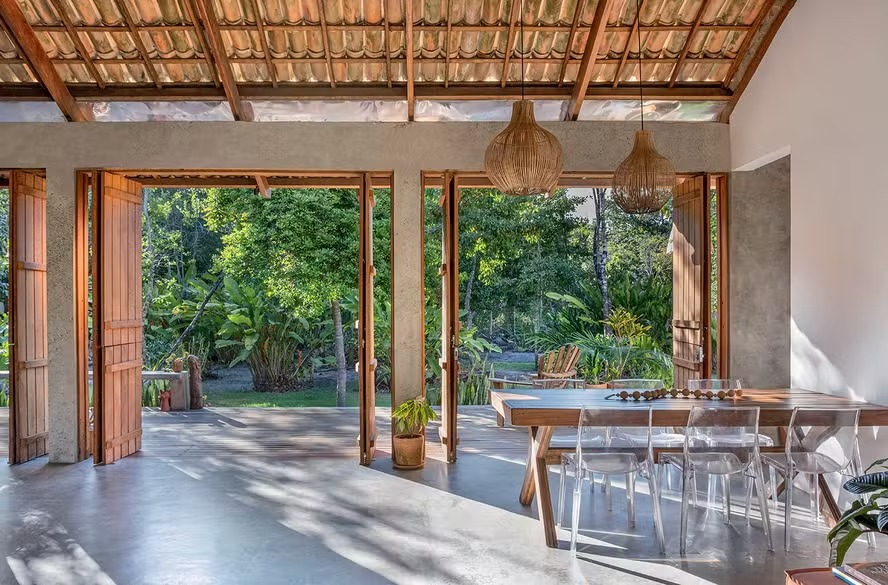 Casa na Península de Maraú valoriza o simples e a identidade regional