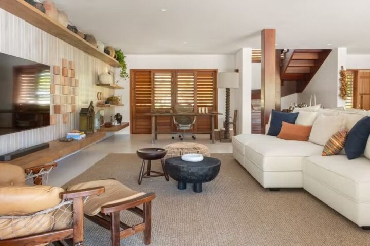 Casa de 750 m² na Bahia aposta em design brasileiro e artesanato local; veja fotos
