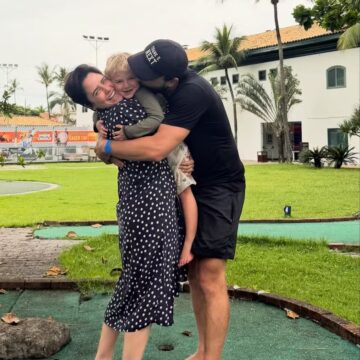 Fernanda Vasconcellos curte momento em família com Cássio Reis e filho
