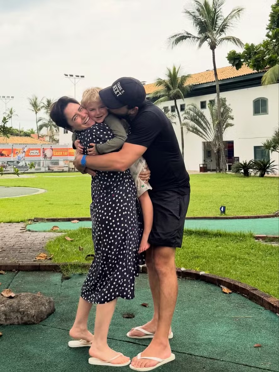 Fernanda Vasconcellos curte momento em família com Cássio Reis e filho