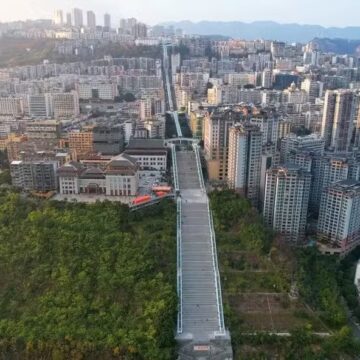 China inaugura maior escada rolante urbana do mundo; veja como ficou