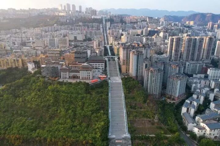 China inaugura maior escada rolante urbana do mundo; veja como ficou
